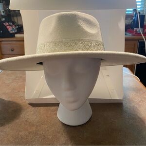 NWT Forever 21 white felt fedora with white and gold band. Fits Sz. S/M.